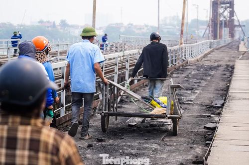 Không khí làm việc diễn ra khẩn trương, tập trung, cho thấy tiến độ sửa chữa đang được đẩy nhanh.