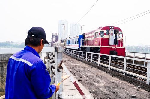 Hiện tại, theo quan sát, tàu hỏa vẫn lưu thông qua cầu Long Biên bình thường, trong khi các hạng mục sửa chữa, cải tạo được tổ chức thi công xen kẽ, đảm bảo không làm gián đoạn hoạt động của tuyến đường sắt.