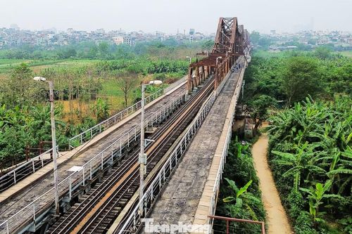Trao đổi PV Tiền Phong, đại diện kỹ thuật công trường cho biết, các tấm đan bê tông mác 400 sẽ được sử dụng nhằm tạo bề mặt phẳng, tăng khả năng chịu lực, thay thế các đoạn mặt cầu hư hỏng. Loại bê tông cường độ cao này giúp giảm nguy cơ nứt vỡ khi có tải trọng lớn; đồng thời, các máng thoát nước bằng thép cũng được thay thế.