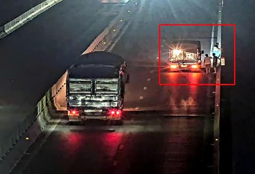 Một xe tải dừng gần nhóm người đi bộ trên cao tốc. Ảnh: Đội CSGT đường bộ cao tốc số 4
