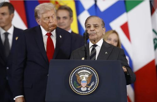 Tổng thống Mỹ Donald Trump (trái) và Thủ tướng Pakistan Shehbaz Sharif. Ảnh: EFE/EPA