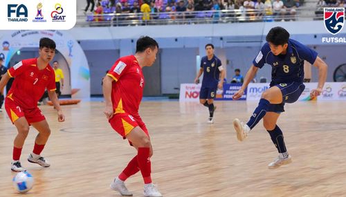 Tuyển futsal Việt Nam chạm trái Indonesia ở bán kết - Ảnh: FAT