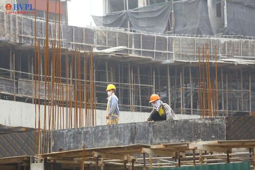 Lao động ngoài trời vất vả mưu sinh giữa thời tiết oi bức, nhiệt độ cao.
