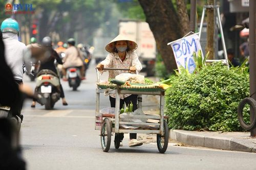 Người dân vất vả mưu sinh trong cái nắng đầu hè.