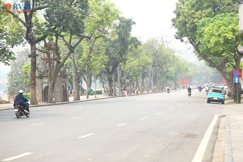Các tuyến phố vắng hơn vào giờ cao điểm nắng nóng.