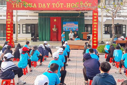 Thông qua các buổi sinh hoạt dưới cờ, hoạt động tập thể, các em học sinh được trang bị kiến thức về nguyên nhân, nguy cơ xảy ra đuối nước; nhận biết các khu vực tiềm ẩn nguy hiểm như: ao, hồ, sông, suối; đồng thời được hướng dẫn các kỹ năng an toàn cần thiết.