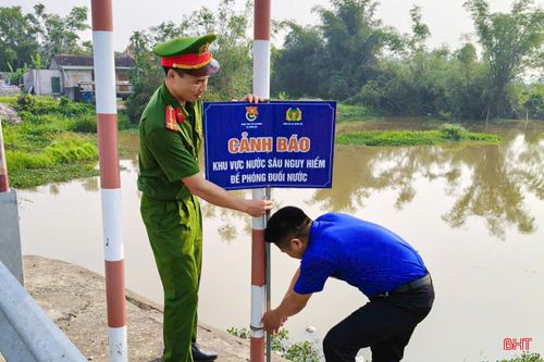 Đến nay, hàng trăm biển cảnh báo khu vực nước sâu, nguy hiểm đã được cắm tại các điểm có nguy cơ cao, nhất là tại những khu vực gần khu dân cư, nơi trẻ em thường xuyên vui chơi. Việc cảnh báo trực quan này không chỉ tạo sự nhắc nhở thường xuyên mà còn góp phần nâng cao ý thức phòng tránh tai nạn đuối nước trong cộng đồng.