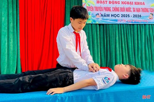 Em Phạm Thị Khánh Phương – học sinh Trường THPT Cao Thắng (xã Sơn Tây) chia sẻ: “Qua các buổi tuyên truyền, em hiểu rõ hơn những nguy hiểm khi tắm sông, hồ và biết cách xử lý khi gặp sự cố. Các hoạt động như đóng vai, xử lý tình huống giúp chúng em dễ nhớ và dễ áp dụng hơn”.