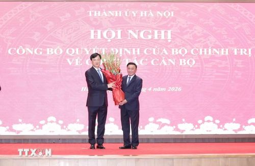 Ủy viên Bộ Chính trị, Thường trực Ban Bí thư Trần Cẩm Tú tặng hoa chúc mừng đồng chí Nguyễn Duy Ngọc, Ủy viên Bộ Chính trị, Bí thư Trung ương Đảng, Trưởng Ban Tổ chức Trung ương. (Ảnh: Phương Hoa/TTXVN)