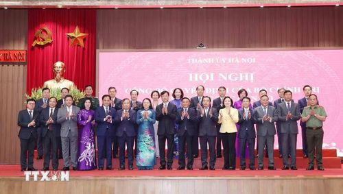 Thường trực Ban Bí thư Trần Cẩm Tú cùng các đồng chí lãnh đạo dự hội nghị. (Ảnh: Phương Hoa/TTXVN)