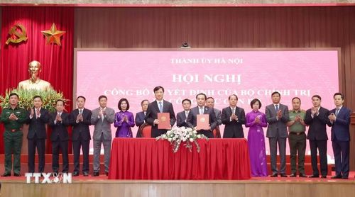 Đồng chí Trần Đức Thắng và đồng chí Nguyễn Duy Ngọc ký biên bản bàn giao nhiệm vụ. (Ảnh: Phương Hoa/TTXVN)