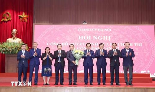 Lãnh đạo Bộ Nông nghiệp và Môi trường tặng hoa chúc mừng đồng chí Trần Đức Thắng. (Ảnh: Phương Hoa/TTXVN)