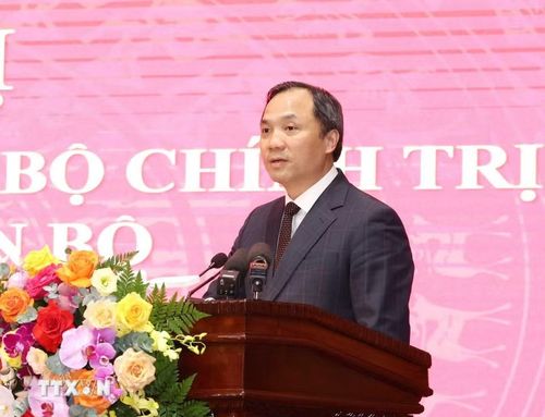 Đồng chí Hoàng Trung Dũng, Ủy viên Trung ương Đảng, Phó Trưởng Ban Thường trực Ban Tổ chức Trung ương, đọc Quyết định của Bộ Chính trị phân công, chỉ định đồng chí Trần Đức Thắng, Ủy viên Bộ Chính trị, Bộ trưởng Bộ Nông nghiệp và Môi trường nhiệm kỳ 2021-2026 giữ chức Bí thư Thành ủy Hà Nội khóa XVIII, nhiệm kỳ 2025-2030. (Ảnh: Phương Hoa/TTXVN)