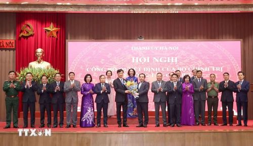 Lãnh đạo thành phố Hà Nội tặng hoa chúc mừng đồng chí Nguyễn Duy Ngọc, Ủy viên Bộ Chính trị, Bí thư Trung ương Đảng, Trưởng Ban Tổ chức Trung ương. (Ảnh: Phương Hoa/TTXVN)