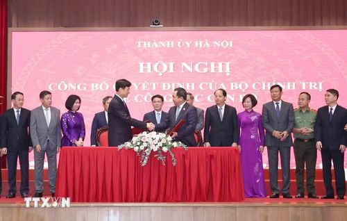 Đồng chí Trần Đức Thắng và đồng chí Nguyễn Duy Ngọc ký biên bản bàn giao nhiệm vụ. (Ảnh: Phương Hoa/TTXVN)