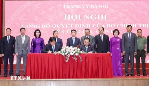 Đồng chí Trần Đức Thắng và đồng chí Nguyễn Duy Ngọc ký biên bản bàn giao nhiệm vụ. (Ảnh: Phương Hoa/TTXVN)