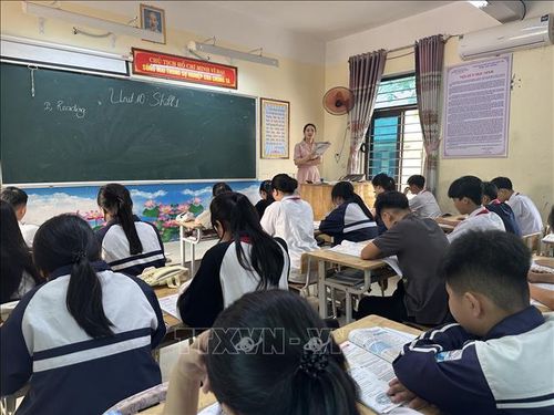 Cô và trò Trường THCS Đạo Trù chú trọng rèn kỹ năng môn Tiếng Anh trước kỳ thi vào lớp 10.