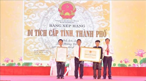 Phó Chủ tịch UBND tỉnh An Giang Lê Văn Phước (bìa phải) trao Quyết định và Bằng xếp hạng di tích cấp tỉnh Bửu Hương Các (đền thờ bà Cố Quản Nguyễn Thị Thạnh) cho Đảng bộ, chính quyền và Nhân dân xã Thạnh Mỹ Tây.