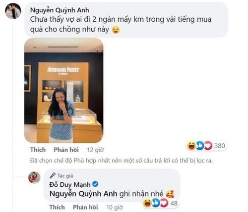 Quỳnh Anh khi đi mua đồng hồ tặng chồng. (Ảnh: FBNV).