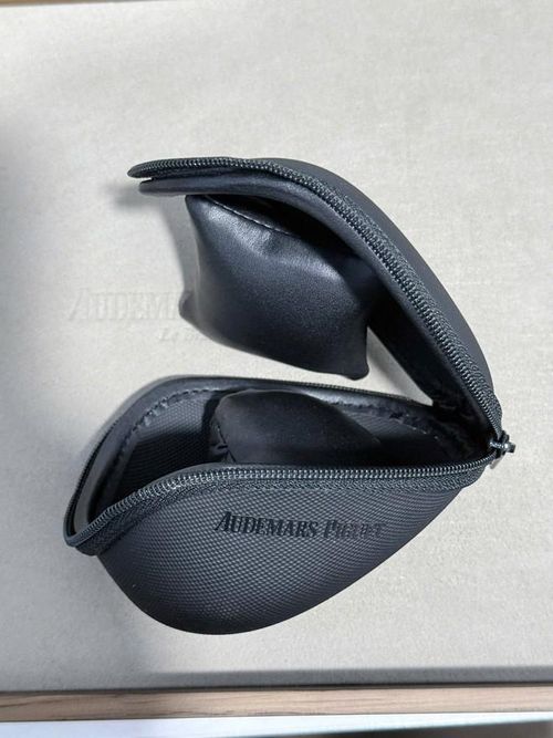 Cận cảnh chiếc đồng hồ của Duy Mạnh và hộp đựng đồng hồ. (Ảnh: FBNV).