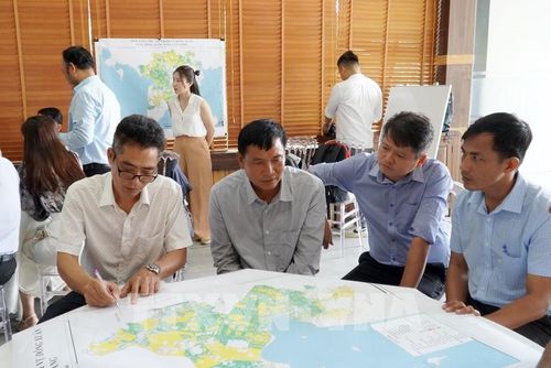 Các đại biểu thảo luận nhóm. Ảnh: Văn Sĩ - TTXVN