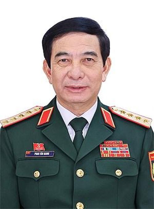 Ông Phan Văn Giang (SN 1960; phường Hồng Quang, tỉnh Ninh Bình), Ủy viên Bộ Chính trị, Ủy viên Ban Thường vụ Đảng ủy Chính phủ, Phó Bí thư Quân ủy Trung ương, Phó Thủ tướng Chính phủ, Đại tướng - Bộ trưởng Bộ Quốc phòng, Đại biểu Quốc hội