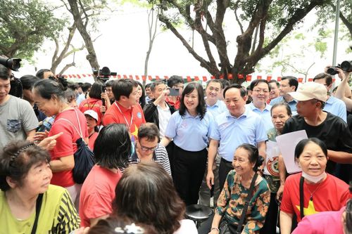 Bà Đào Hồng Lan trò chuyện với người dân tham gia Ngày Sức khỏe toàn dân 7/4/2026 với chủ đề "Chủ động phòng bệnh - Vì một Việt Nam khỏe mạnh"