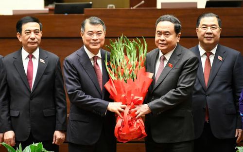 Chủ tịch Quốc hội Trần Thanh Mẫn tặng hoa chúc mừng Thủ tướng Chính phủ Lê Minh Hưng và các thành viên Chính phủ nhiệm kỳ 2026 - 2031