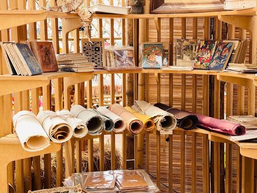 Khu trưng bày giấy dó mang đến trải nghiệm trực quan về quy trình làm giấy thủ công. Tại đây, người tham quan có thể tự tay thử nghiệm, khám phá kỹ thuật cầu kì của nghề làm giấy Việt Nam. Ảnh: Mai Linh