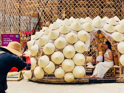 Những ngày qua, “Trăm Nghề Trăm Nghệ” vẫn thu hút đông đảo bạn trẻ, là tụ điểm khơi dậy niềm yêu thích nghề thủ công, tạo động lực kích cầu, thúc đẩy tiêu dùng các sản phẩm làng nghề, góp phần gìn giữ và phát triển tinh hoa nghề truyền thống. Ảnh: Mai Linh