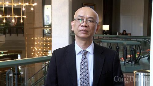 Ông Trần Thanh Hải, Phó Cục trưởng Cục Xuất nhập khẩu (Bộ Công Thương) trao đổi thông tin với phóng viên Báo Công Thương. Ảnh: Đồng Cường