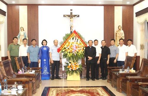 Phó Chủ tịch UBND tỉnh Cao Văn Cường và đoàn công tác tặng hoa chúc mừng Tòa Giám mục Thanh Hóa.