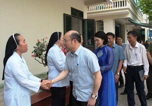 Đoàn công tác thăm, chúc mừng Hội Dòng Mến Thánh giá Thanh Hóa.