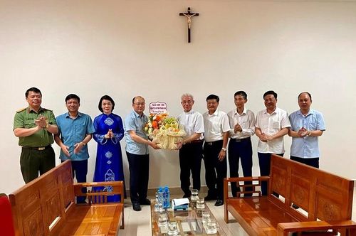 Phó Chủ tịch UBND tỉnh Cao Văn Cường và đoàn công tác chúc mừng Linh mục Trần Xuân Mạnh, Phó Chủ tịch không chuyên trách Ủy ban Trung ương MTTQ Việt Nam, Chủ tịch Ủy ban Đoàn kết Công giáo Việt Nam, Chủ tịch Ủy ban Đoàn kết Công giáo tỉnh Thanh Hóa.
