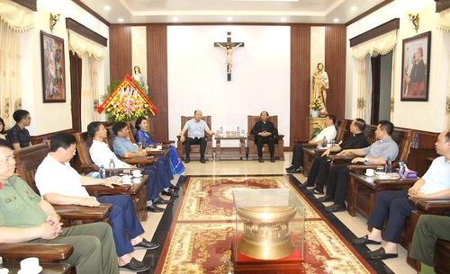 Phó Chủ tịch UBND tỉnh Cao Văn Cường và đoàn công tác thăm, chúc mừng Tòa Giám mục Thanh Hóa.