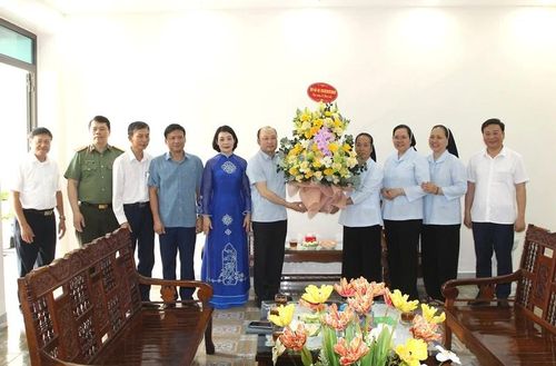 Phó Chủ tịch UBND tỉnh Cao Văn Cường và đoàn công tác chúc mừng Hội Dòng Mến Thánh giá Thanh Hóa.