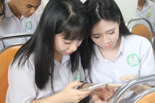 Tham gia hội thảo, các em học sinh được tìm hiểu kiến thức qua nền tảng học trực tuyến.