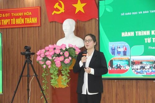 Sinh viên Nguyễn Thúy Quỳnh, Học viện Nông nghiệp Việt nam trình bày tham luận tại hội thảo.
