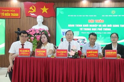 Ban cố vấn trả lời câu hỏi của các học sinh.