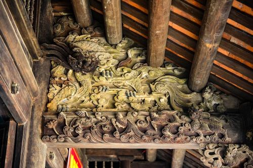 Với nghệ thuật chạm khắc tinh vi, kỹ thuật tinh xảo, bố cục hài hòa, đình gồm 4 hạng mục chính: Nghinh môn, tòa Đại Đình, tiền đường, hậu cung. Đình Phú Điền là một trong những đình làng cổ hiếm hoi được người dân địa phương gìn giữ và bảo tồn hầu như còn nguyên vẹn.