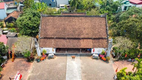 Đến thế kỷ 18, đình được xây dựng theo lối kiến trúc đặc trưng của đình làng Bắc Bộ. Bằng tấm lòng biết ơn, ngưỡng vọng dành cho Vua Bà, từ trước đến nay, Nhân dân trong làng thường xuyên thay nhau chăm sóc, trông coi ngôi đình.