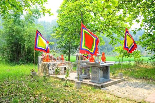 Trong cuộc sống hiện đại, đặc biệt là cơn lốc đô thị hóa, ít ai biết rằng ngôi làng này đã và đang lưu giữ được “kho báu độc nhất vô nhị” với hệ thống các đình, đền, miếu và hàng chục bản sắc phong qua các triều đại phong kiến.