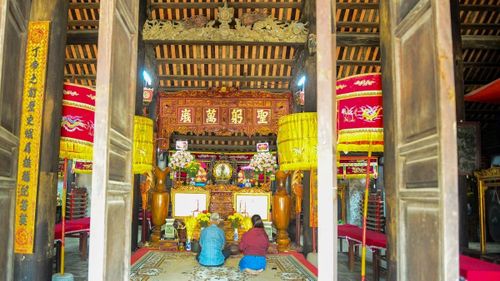 Tương truyền, từ thế kỷ thứ 3, sau khi Bà Triệu hy sinh trên núi Tùng, dân làng đã xây dựng ngôi đình để thờ Bà và phong bà là Thành hoàng làng.