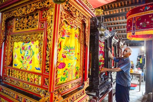 Tại đình làng Phú Điền, ngoài thờ Vua Bà, đây còn là nơi hội họp, sinh hoạt cộng đồng của làng xã.