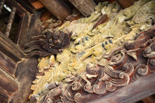 Nghệ thuật điêu khắc ở đình Phú Điền được đánh giá cao với nhiều mảng chạm khắc lớn, tinh xảo.
