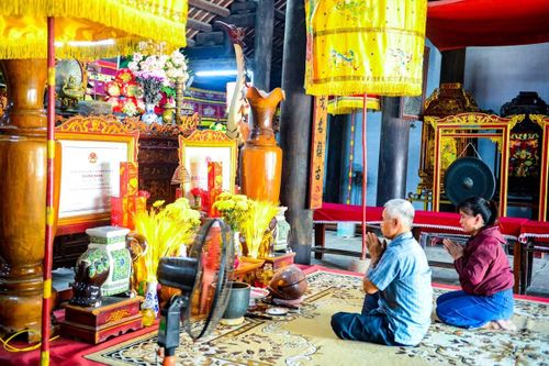 Đến với đình Phú Điền, ngoài việc chiêm ngưỡng những nét kiến trúc cổ độc đáo, sự linh thiêng bên trong ngôi đình đã tạo nên vẻ đẹp thuần chất, gần gũi mỗi khi du khách đặt chân đến.