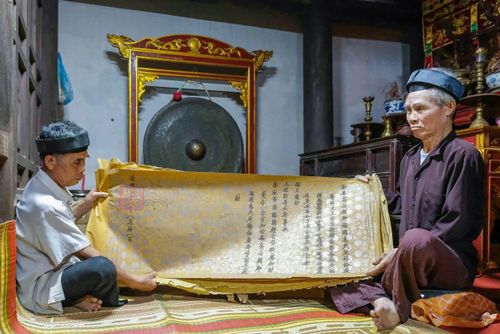 Đặc biệt, đến nay tại di tích đình Phú Điền hiện vẫn còn lưu giữ 64 sắc phong cổ có ấn chỉ qua các triều đại phong kiến trong lịch sử. Và đó được xem như báu vật của làng.
