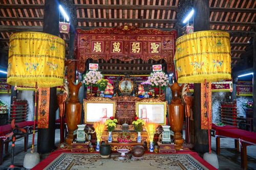Người dân Phú Điền xưa nay vẫn tin rằng, sau khi tuẫn tiết trên đỉnh núi Tùng (xã Triệu Lộc) thì Bà Triệu vẫn luôn dõi theo và phù trợ cho đất nước, Nhân dân. Khi đất nước gặp nguy nan trước họa ngoại xâm, bà hiển ứng giúp đấng quân vương đánh tan kẻ thù. Khi làng quê thanh bình trở lại, Bà lại “giúp đỡ” cho mùa màng được tốt tươi, cuộc sống no đủ, trù phú. Có lẽ, cái tên Phú Điền cũng bắt đầu từ ước vọng giàu có của người dân. Niềm tin tâm linh ấy được truyền tiếp, đời nối đời, là mạch nguồn văn hóa, góp phần làm nên niềm tự hào của một vùng đất giàu truyền thống văn hóa này.