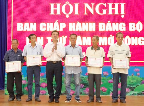 Khen thưởng các cá nhân có thành tích xuất sắc trong công tác bầu cử.