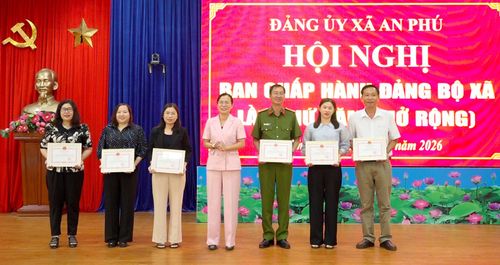 Bí thư Đảng ủy, Chủ tịch HĐND xã An Phú Quách Tố Giang (giữa) tặng giấy khen cho các tập thể.